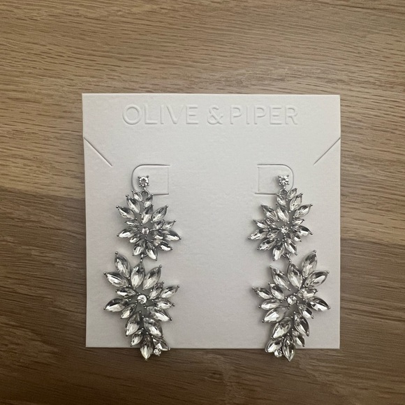 Elegant Silver Floral Earrings - Picture 3 of 5